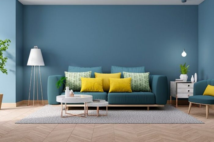 Wohnzimmer mit blauem sofa